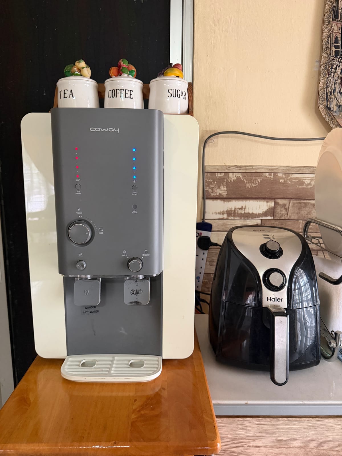Penapis air Coway dan air fryer di ruang pantry