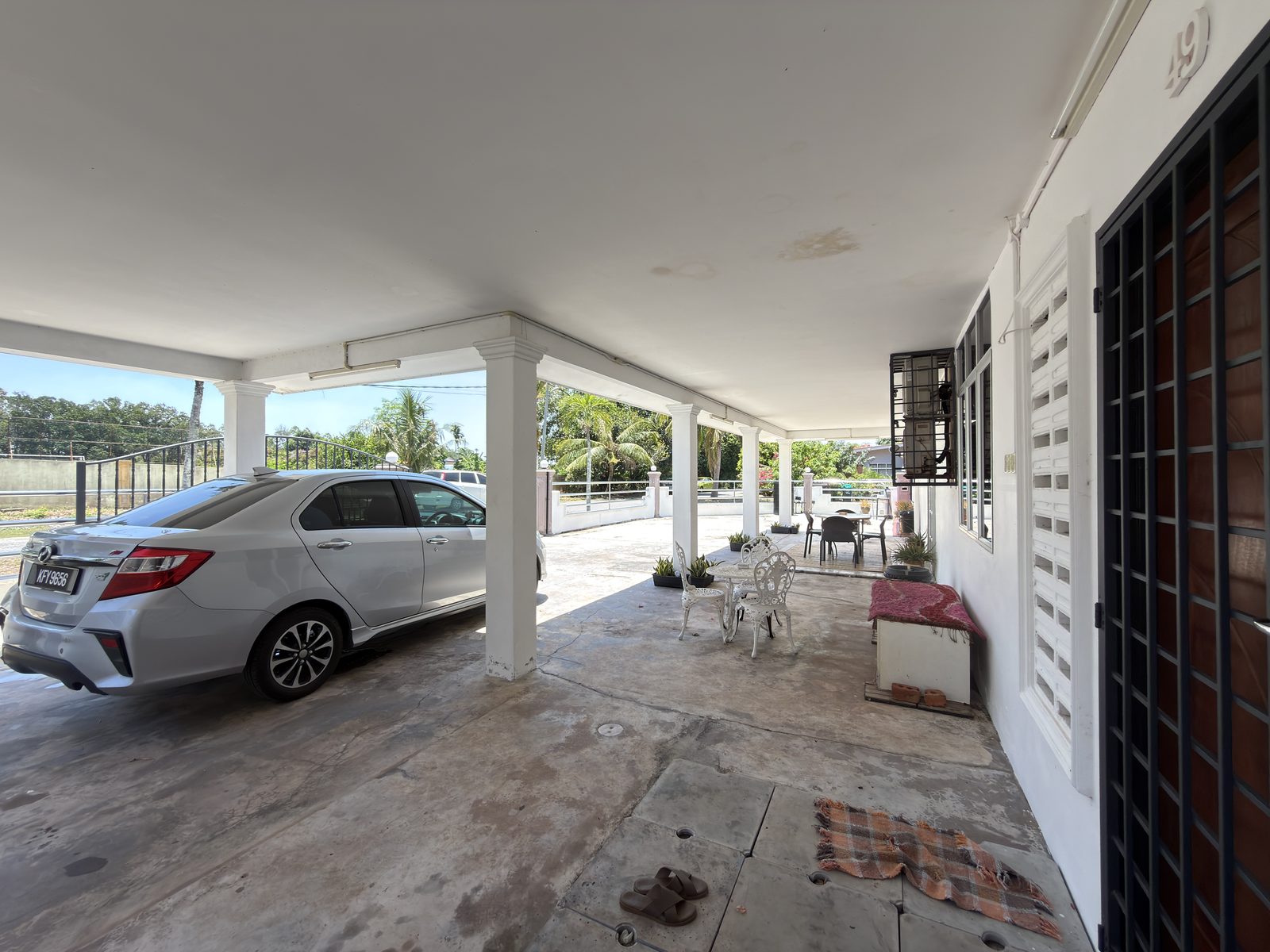 Porch dan tempat duduk luar